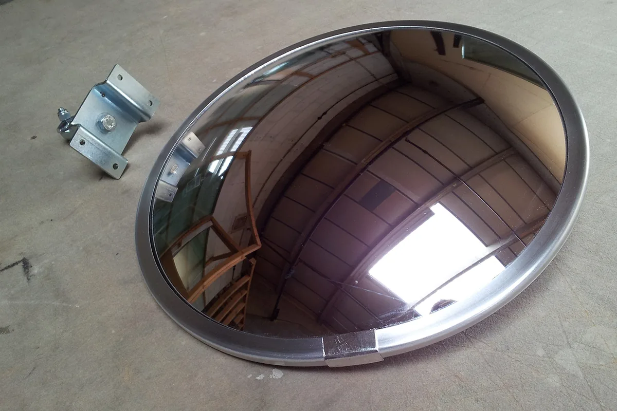 Round made-to-measure mirror produced by Park Glass